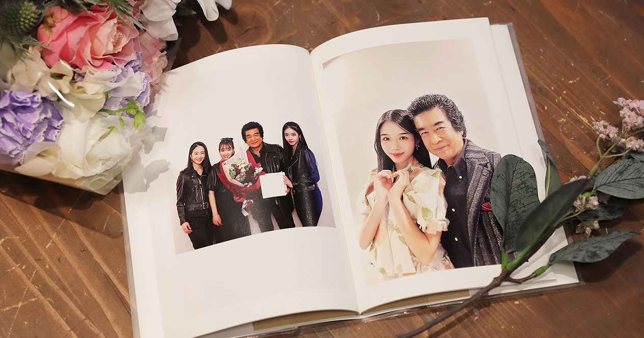 天翔さん親子の写真がプリントされた「PhotoZINE BOOK」の写真