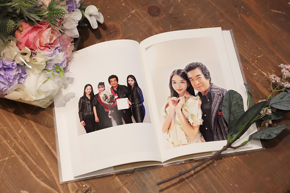 天翔さん親子の写真がプリントされた「PhotoZINE BOOK」の写真