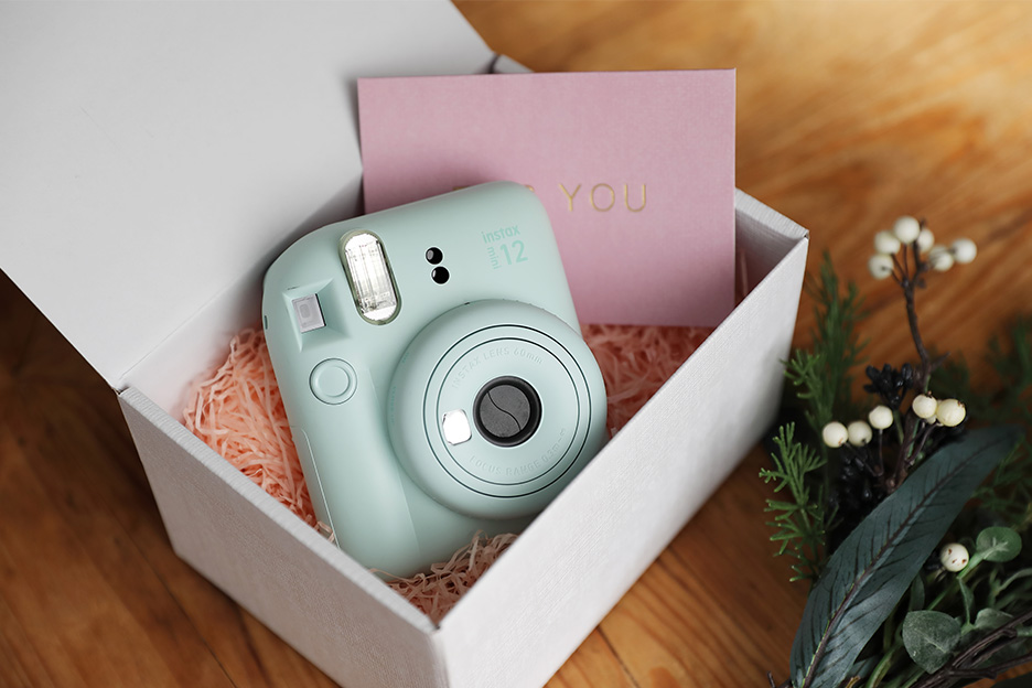 箱に入った“チェキ” INSTAX mini 12とメッセージカードの写真