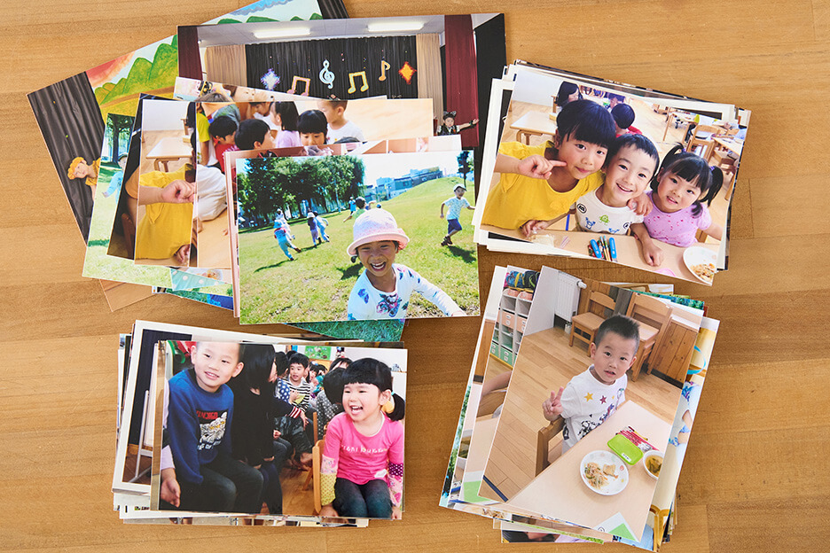 プリントされたたくさんの保育園や幼稚園での写真