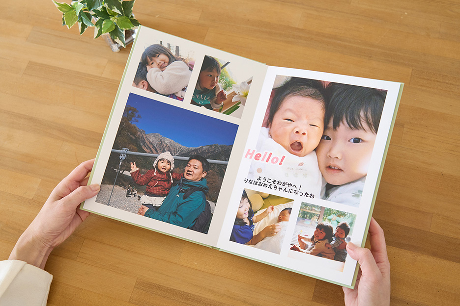 家庭で撮影した家族や兄弟の写真がプリントされたイヤーアルバムの中面の写真