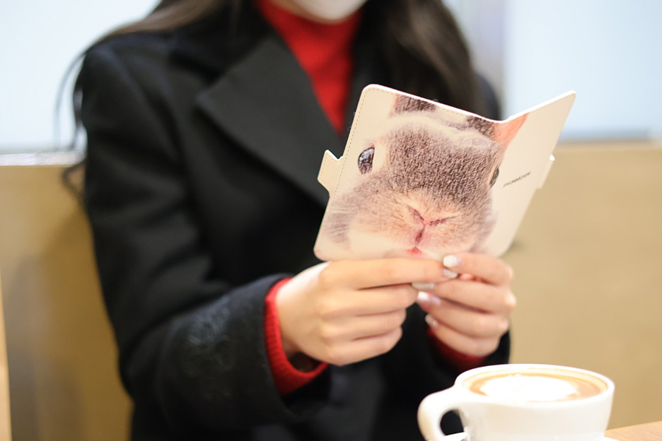 うさぎの写真がプリントされた写真入りオリジナルスマホケース