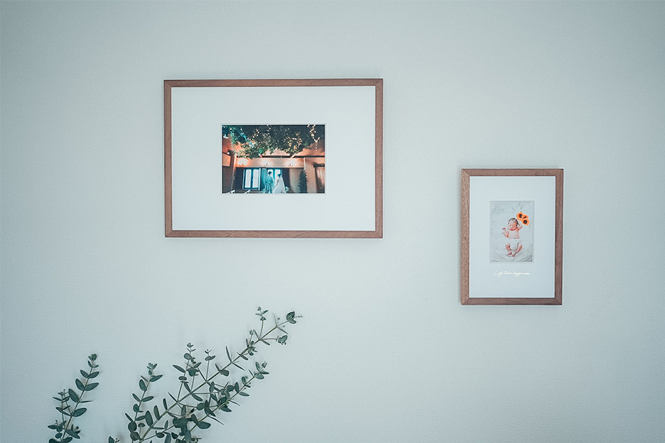 壁に飾られた「frame #001」の写真