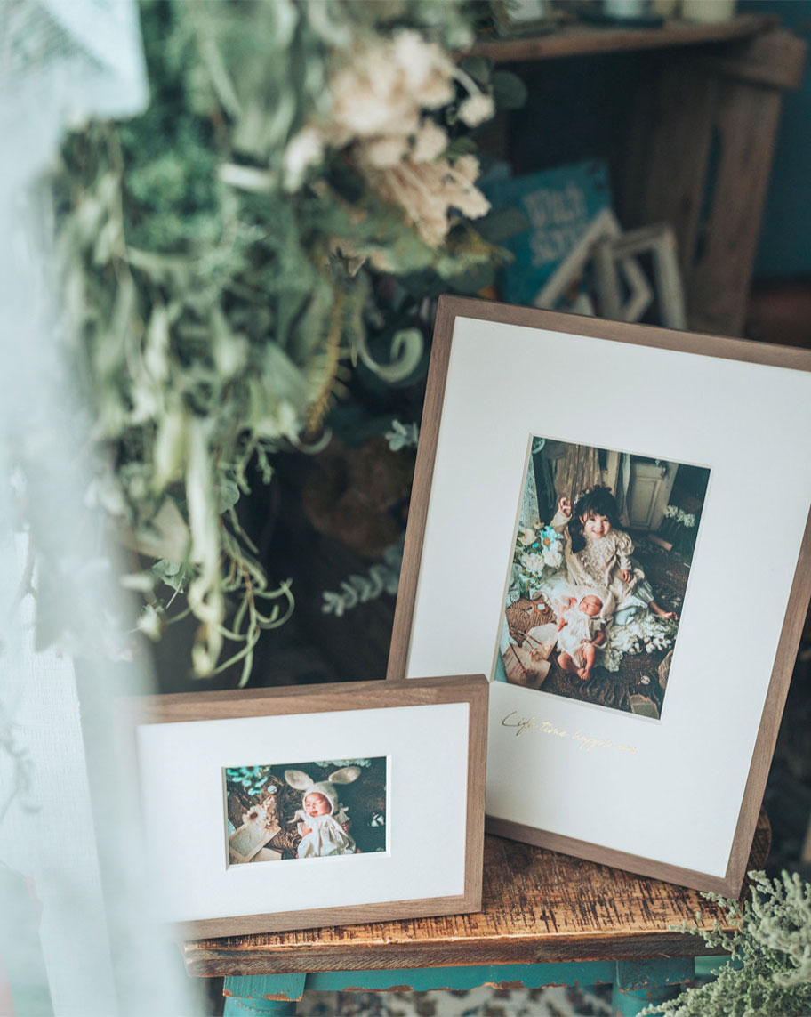 子どもの写真が入った2種類のサイズの「frame #001」の写真