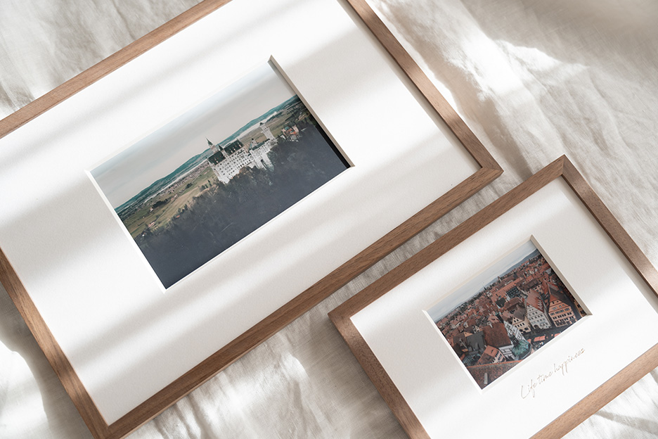 2種類のサイズの「frame #001」の写真
