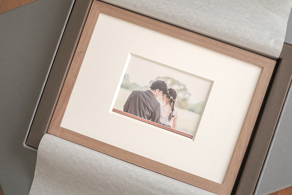 箱に入った「frame #001」の写真
