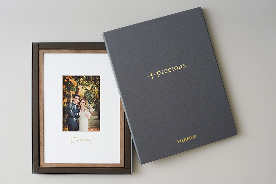 箱に入った「frame #001」の写真