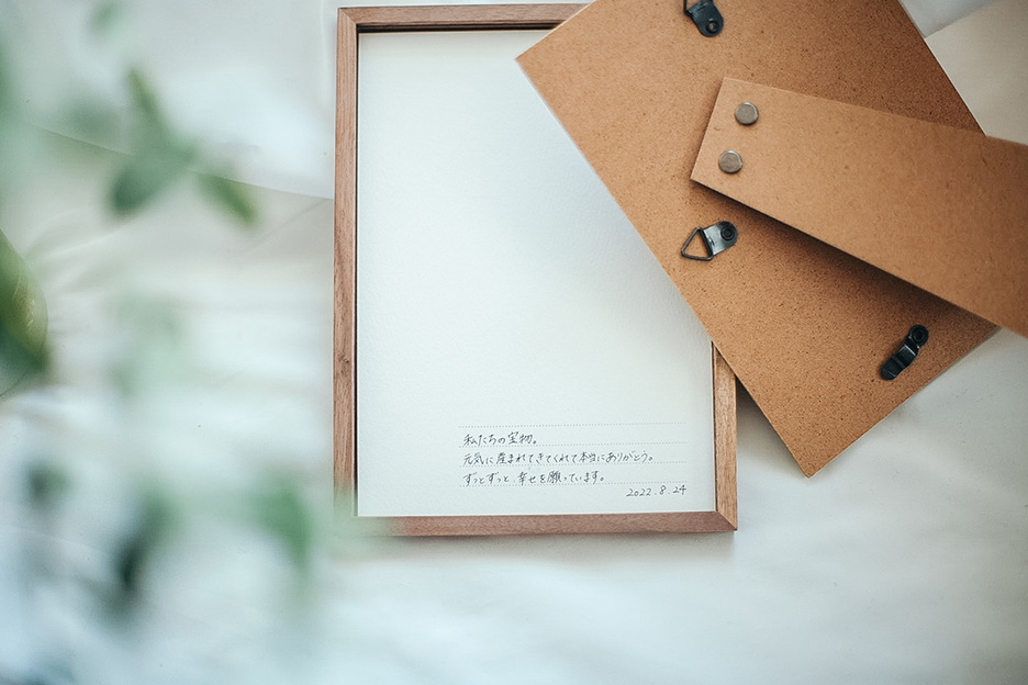 裏面にメッセージと日付を記入した「frame #001」の写真