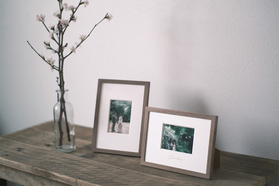 立てかけられた「frame #001」と花瓶の写真