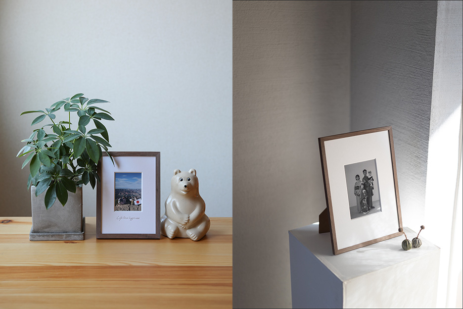 インテリアグッズや観葉植物と一緒に飾られた「frame #001」の写真