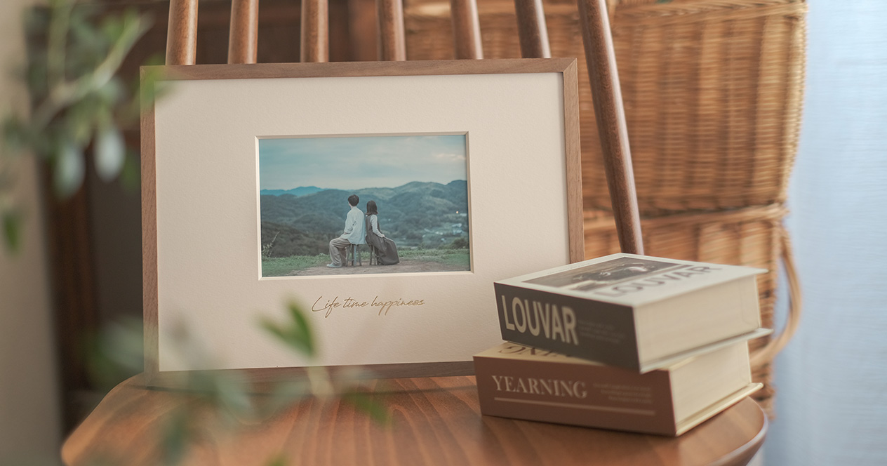 インテリアとして飾られたフレーム付き写真プリント「frame #001」の写真
