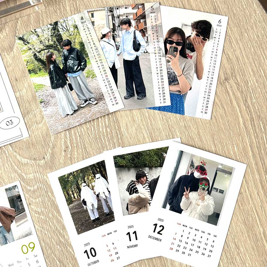 「アクリルmini」のカレンダーが並んでいる写真