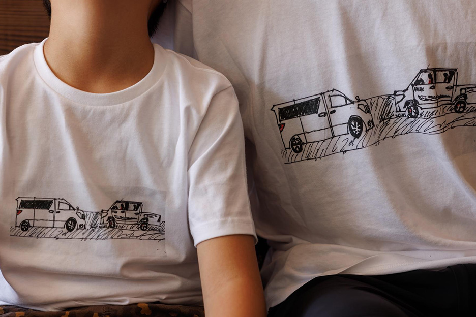 子どもの作品の写真をプリントしたお揃いの写真入りオリジナルTシャツを親子で着ている写真