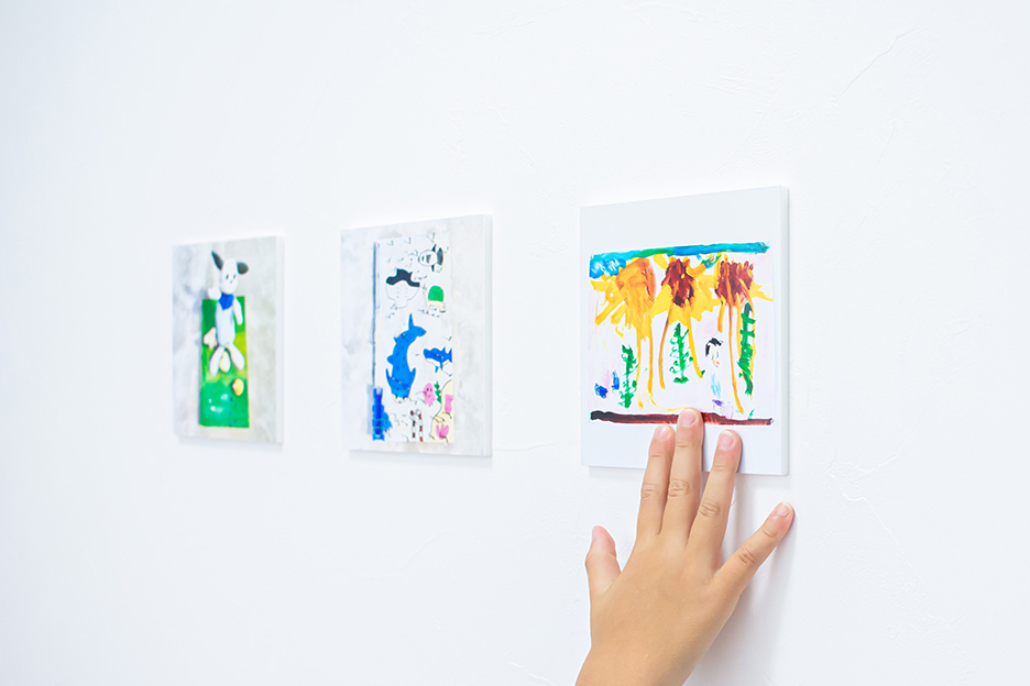 壁に飾られた、子どもの作品の写真をプリントしたWALL DECORの写真