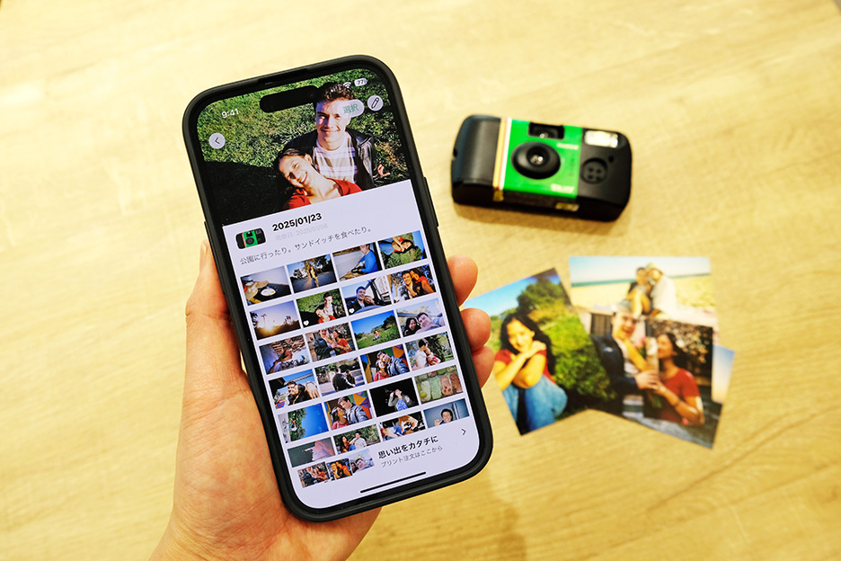アプリ「写ルンです+」が表示されたスマートフォンと「写ルンです」と現像した写真